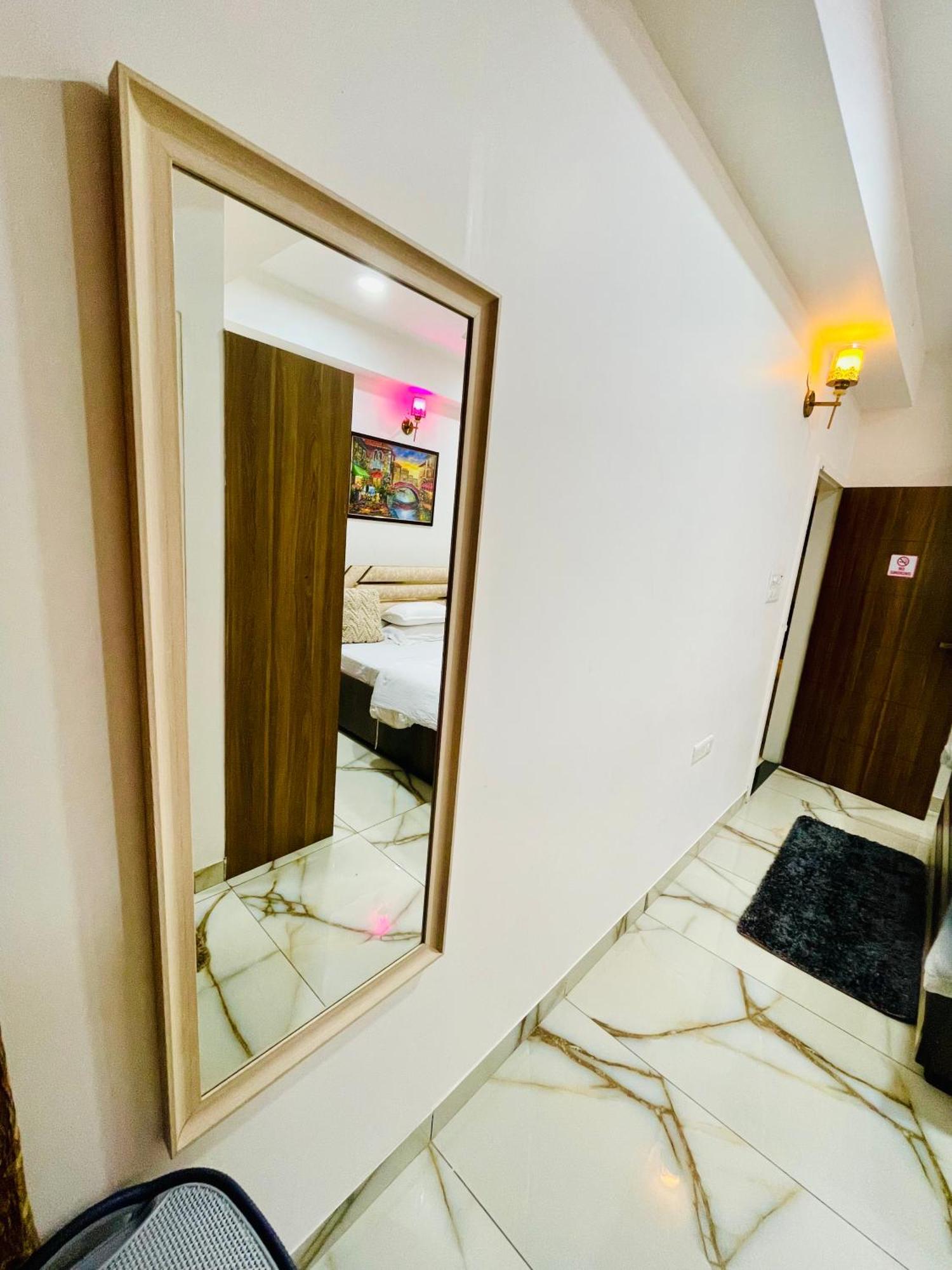 Airport Bliss Apartment+Balcony & Netflix + Prime Jaipur Exteriör bild